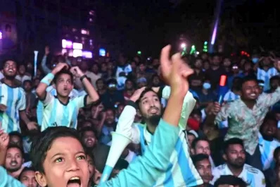 Una locura: Así celebran la victoria de la Selección en Bangladesh, en plena madrugada