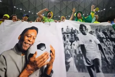 Mundial de Qatar: imponentes homenajes de los hinchas de Brasil a Pelé por su grave estado de salud