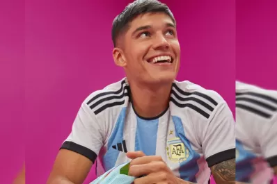 A la distancia, “El Tucu” Correa alentó a sus compañeros a puro sentimiento