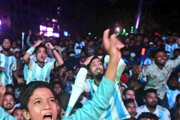 Una locura: Así celebran la victoria de la Selección en Bangladesh, en plena madrugada