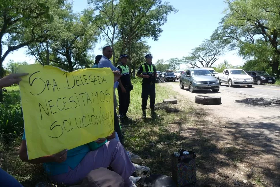 CORTE EN LA RUTA. Los vecinos dicen que todos los días van a manifestarse en la ruta 65 hasta que les resuelvan el problema.  