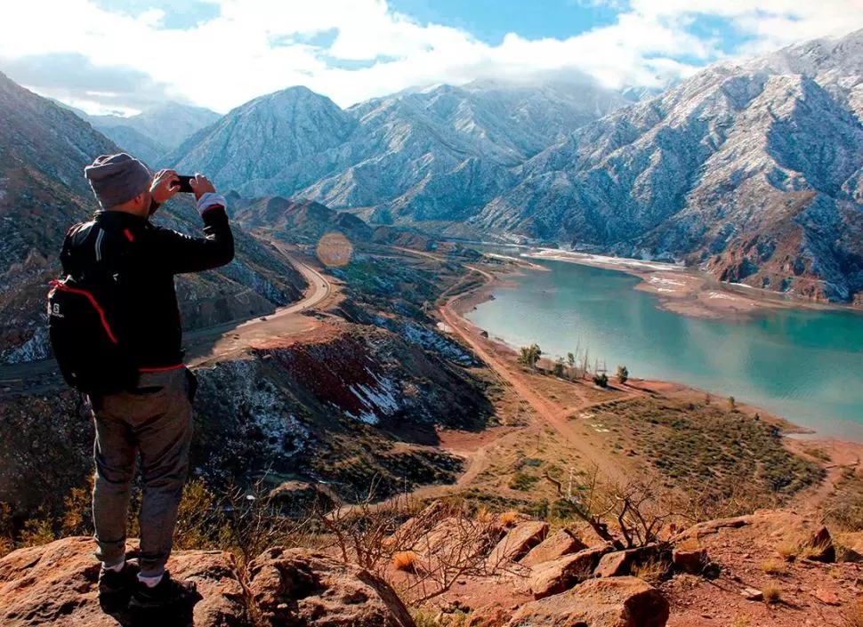 EN EL DIQUE. Potrerillos logra resumir a la perfección todo lo que Mendoza tiene para ofrecer. Paisajes como el de este dique son moneda corriente.  