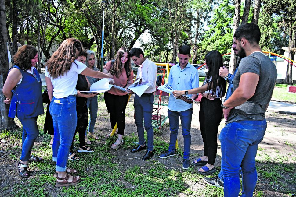 VEREDAS DESTRUIDAS. En la manzana más importante del barrio El Bosque los vecinos no pueden ni caminar seguros.