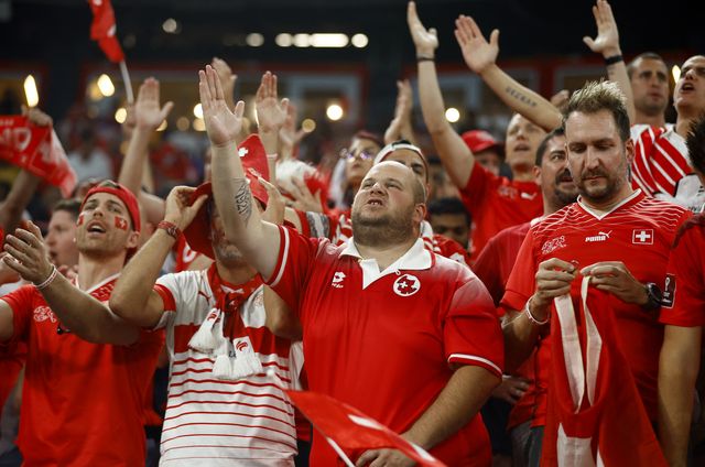 TODO ROJO. Hinchas suizos festejan el triunfo sobre Serbia