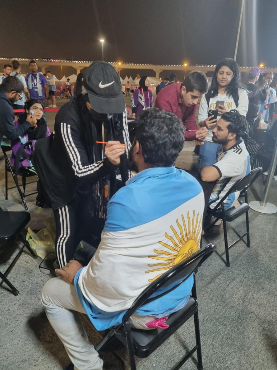 La fiesta argentina se vive en las puertas del estadio, horas antes del partido