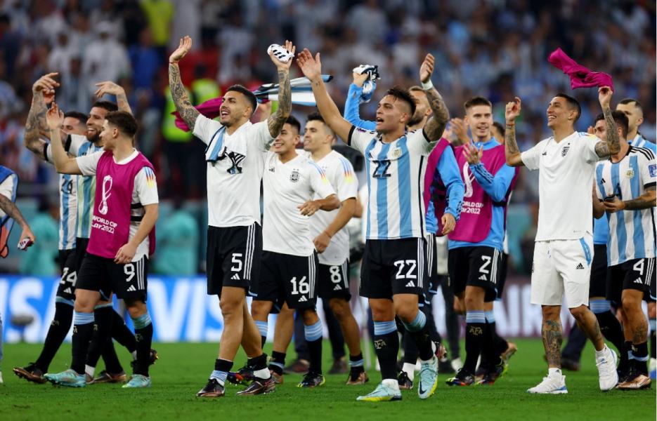 Fotos: Argentina pasó a cuartos de final en el Mundial de Qatar y así lo celebró la Scaloneta