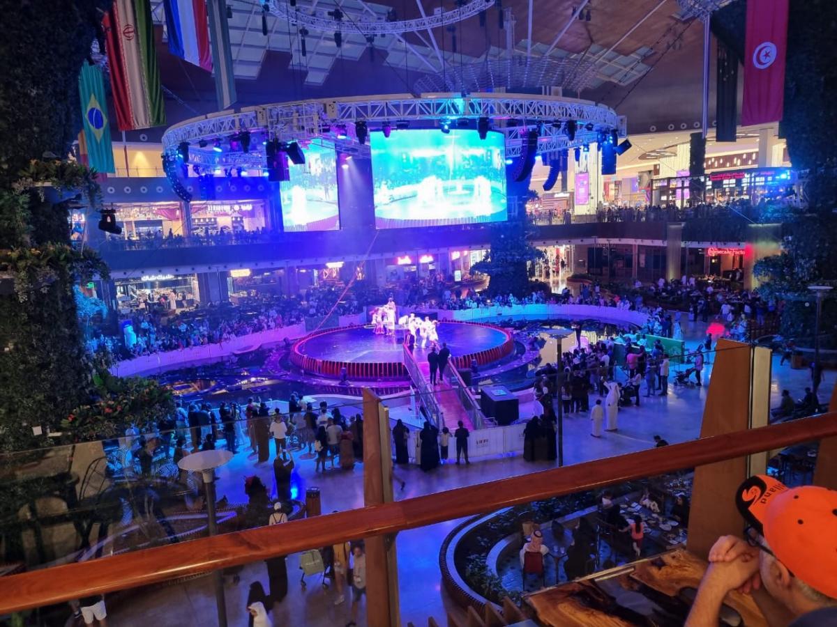 Los hinchas argentinos hacen la previa en un gigantesco shopping cercano al estadio