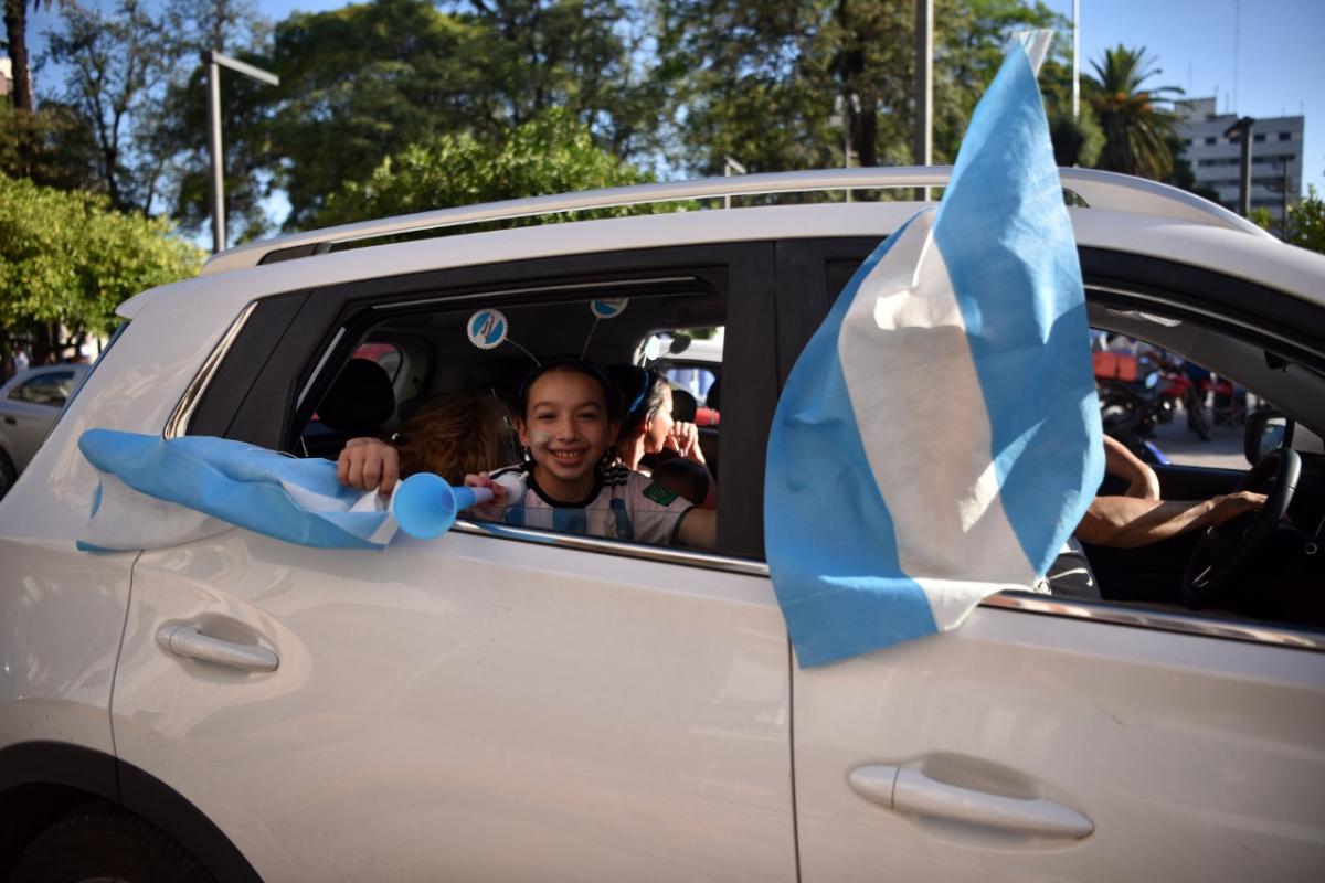 Video: Los tucumanos coparon la plaza Independencia tras el triunfo de la Selección