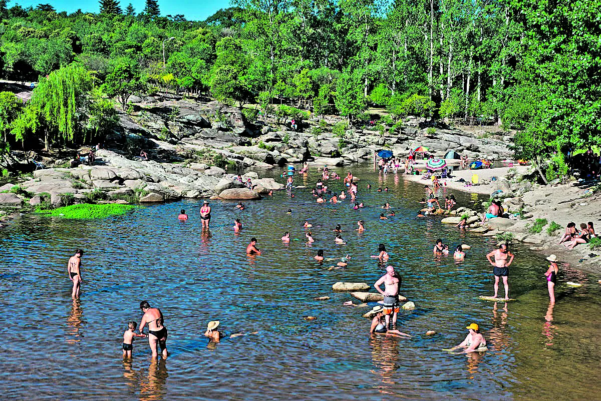ESPARCIMIENTO ASEGURADO. Los ríos cordobeses tienen aguas cristalinas y frescas, como el Mina Clavero, que son ideales para la diversión.