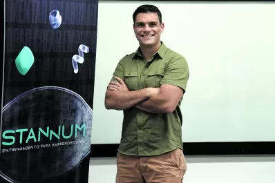 Entrena a emprendedores de “estaño” tras el drama que lo sacó de la arquitectura