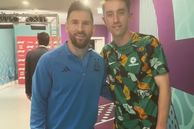 Mundial de Qatar 2022: derrotados ¡y admirados! Los jugadores de Australia desfilaron por el vestuario para sacarse una foto con Messi
