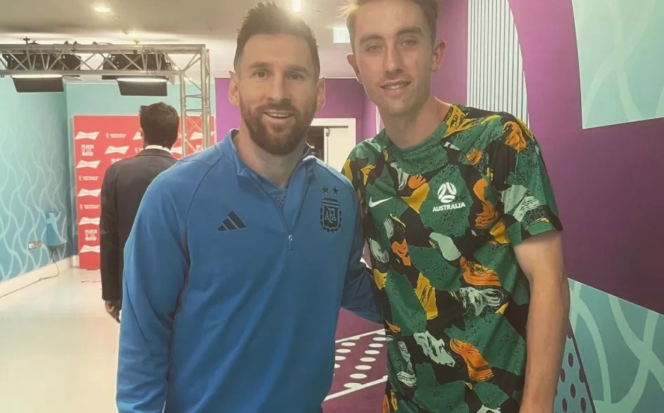 Messi y Joel King, de Australia.