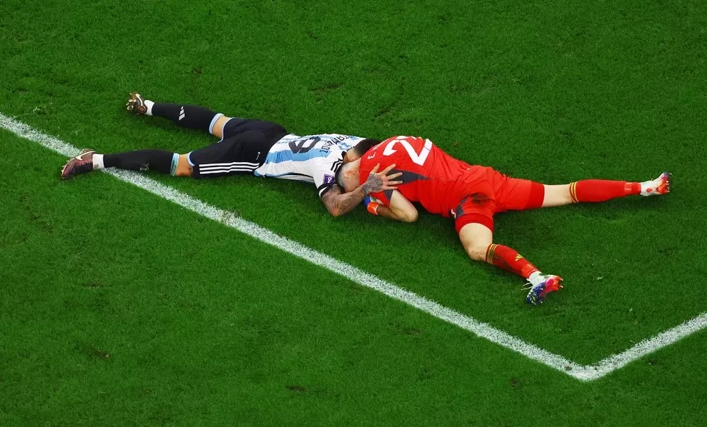 El abrazo entre Otamendi y Martínez. FOTO REUTERS