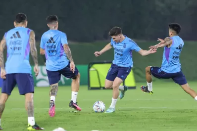 LA GACETA en Qatar: ¿Línea de cuatro o línea de cinco? La Selección se acomoda al compás de cada partido y eso la enriquece