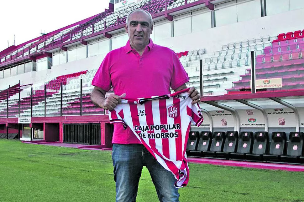 MANOS A LA OBRA. El entrenador Iván Delfino encabezará la práctica que realizará hoy el plantel “albirrojo”. 