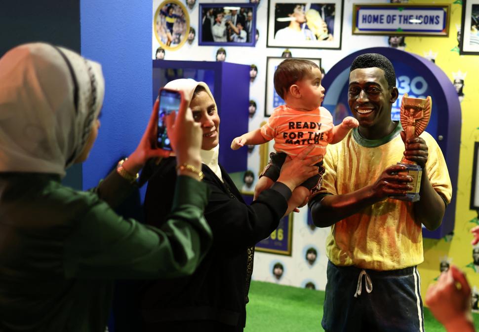 PRESENTE. La Conmebol armó “Tree of Dreams”, una exposición para mostrar la amplia historia del fútbol sudamericano. La estatua de Pelé, infaltable. 