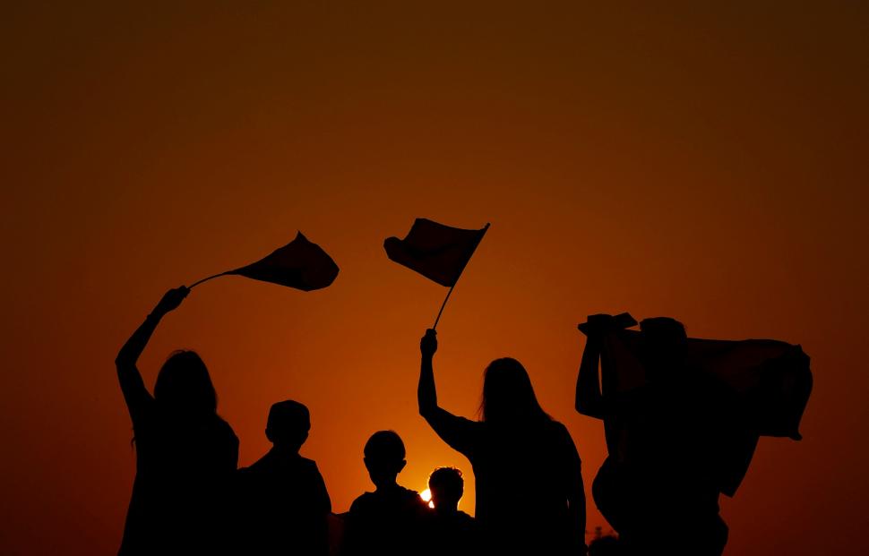 AL ATARDECER. Cuando cae el sol en las ciudades qataríes, los simpatizantes que están en las calles generan una bonita postal al ondear las banderas. 