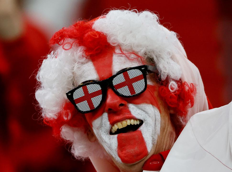 PINTADO PARA EL FESTEJO. La producción facial del hincha inglés fue en sintonía con la victoria de su equipo.   