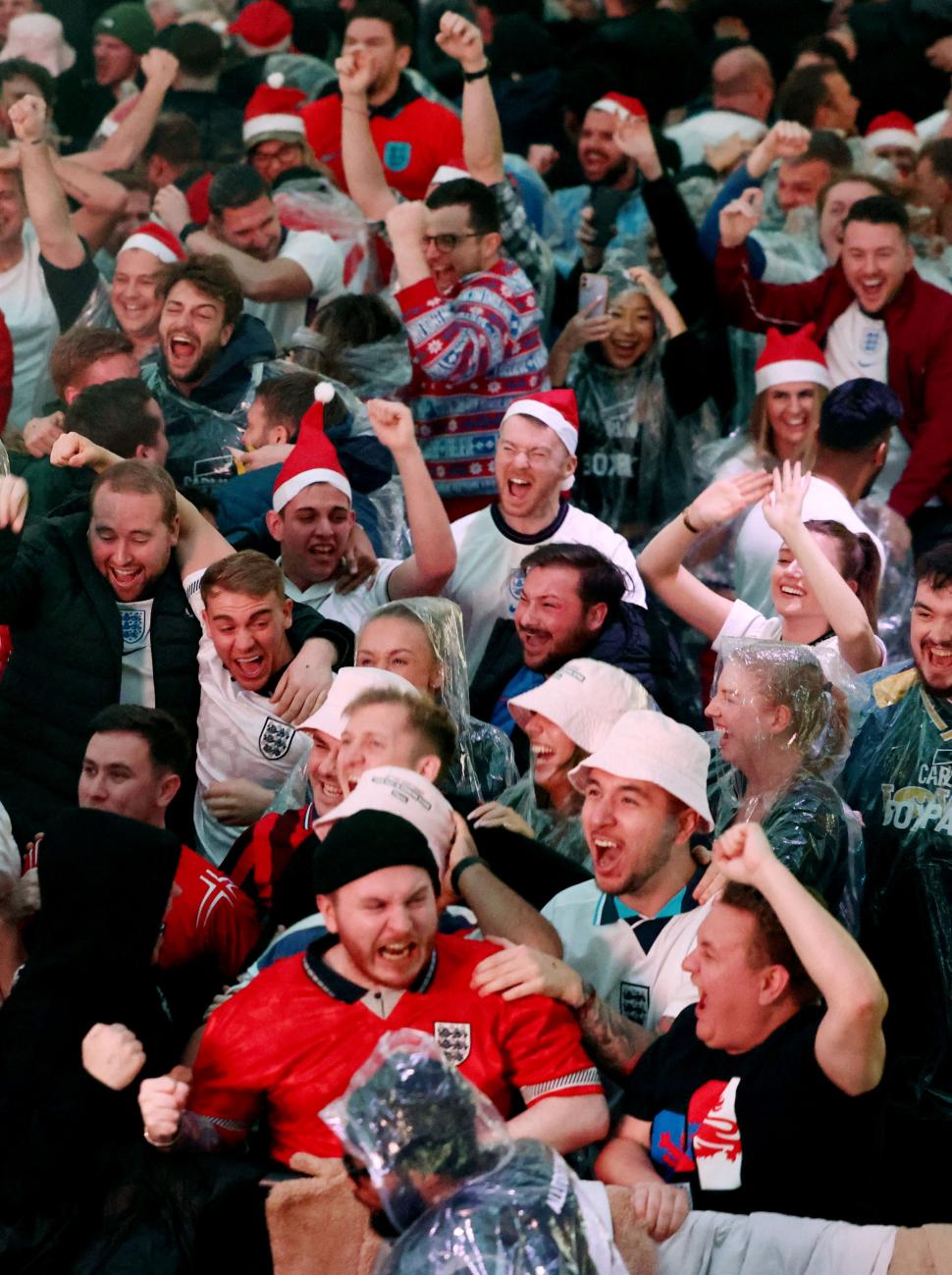 EN LONDRES. Hinchas ingleses festejan el pase a cuartos en BOXPARK Croydon.