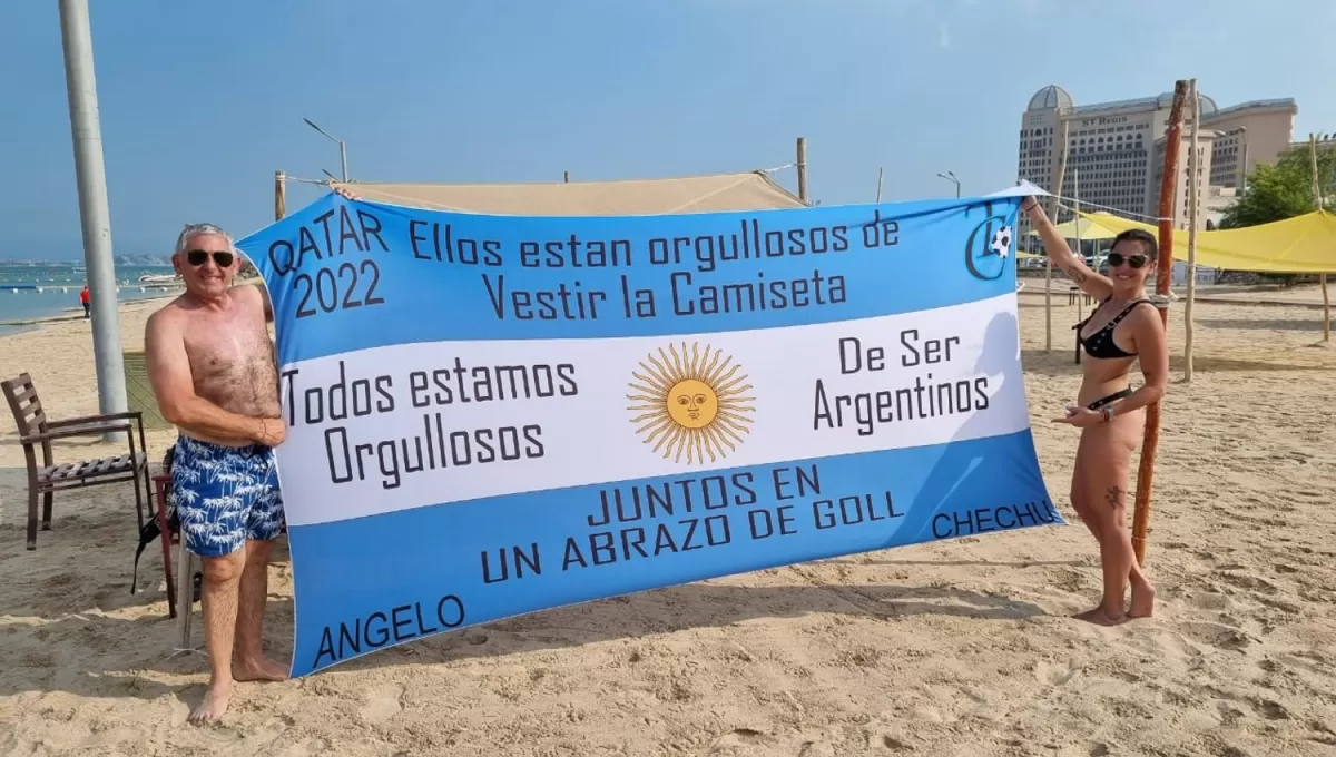 AL SOL. Ángel y su hija Chechu disfrutaron de la playa en Doha.