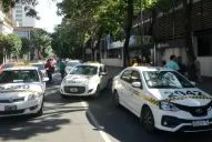 Taxistas atacaron a huevazos la sede Municipalidad para exigir más controles contra Uber