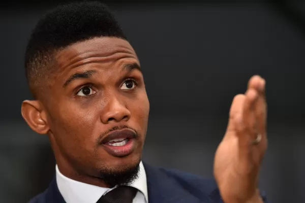 Mundial de Qatar 2022: Samuel Eto’o fue denunciado por pegarle una patada a un youtuber