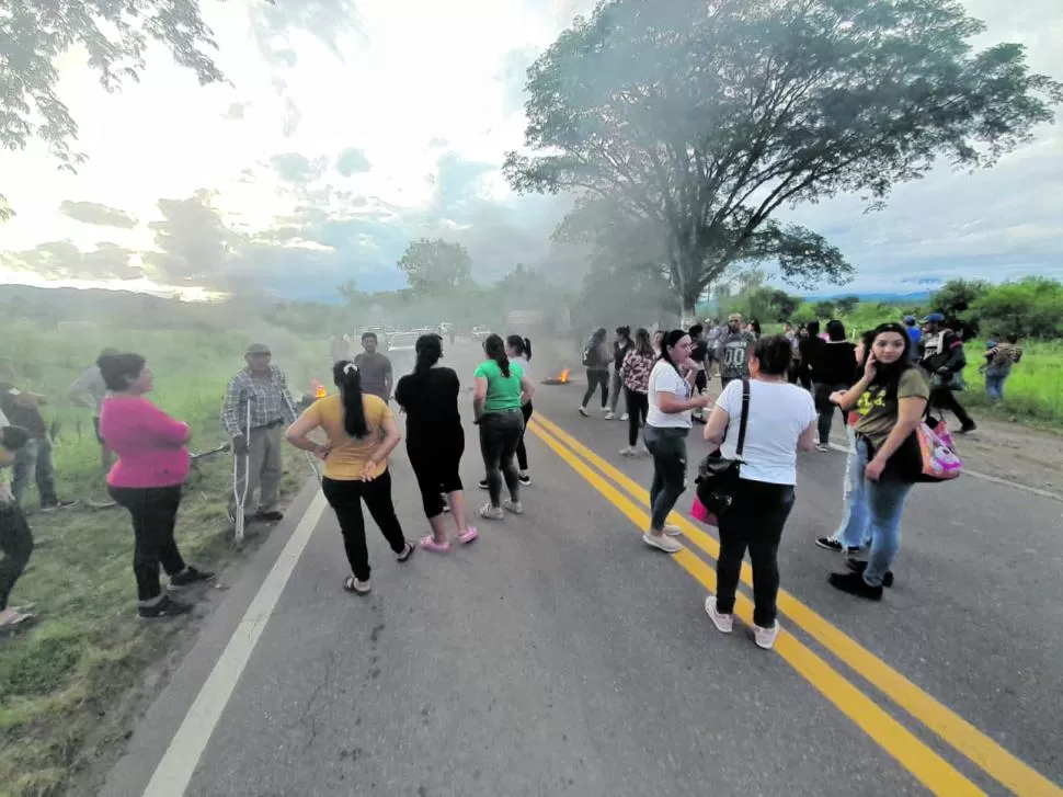 HARTOS Y CANSADOS. Los pobladores de Alpachiri resolvieron cortar la ruta para llamar la atención de las autoridades y obtener una solución. 