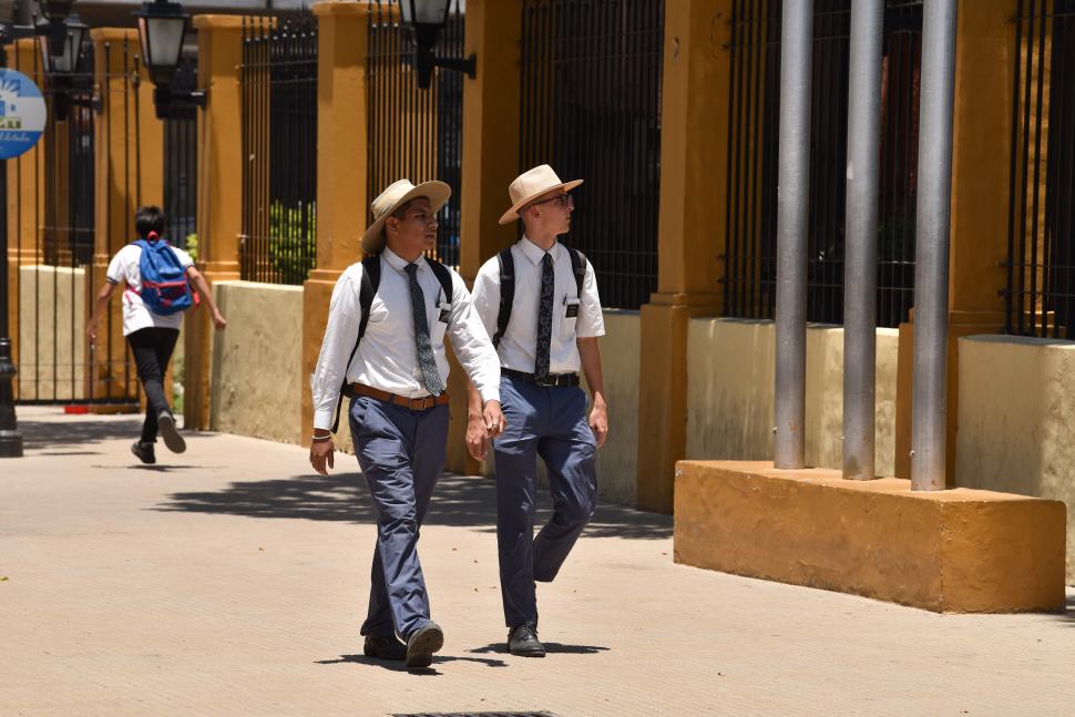  DE CORBATA Y SOMBRERO. Estos dos jóvenes regalaron una imagen inusual durante el caluroso mediodía de ayer, ataviados de la misma forma.