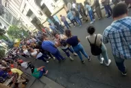 En la previa del fin de semana extra largo, filas interminables y mucha espera en los bancos