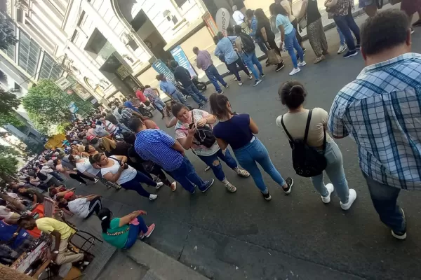 En la previa del fin de semana extra largo, filas interminables y mucha espera en los bancos