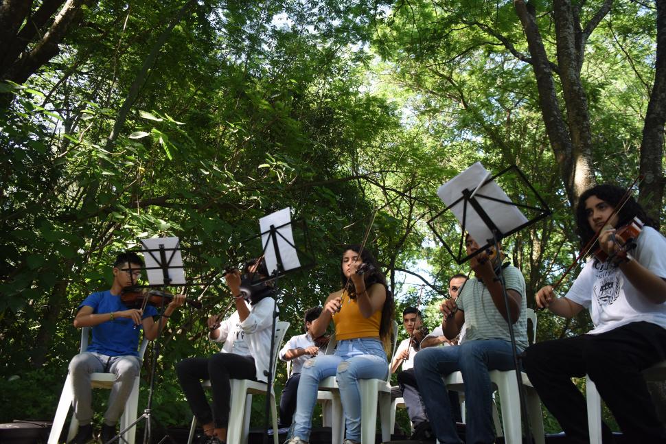 SONIDOS EN EL BOSQUE. Además del canto de los pájaros hubo homenaje de la Escuela de Música de Yerba Buena.