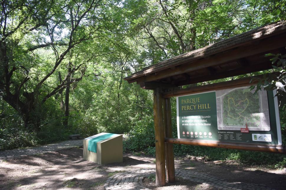 EL ACCESO AL VIEJO BOSQUE. En la entrada se colocó la placa conmemorativa. 