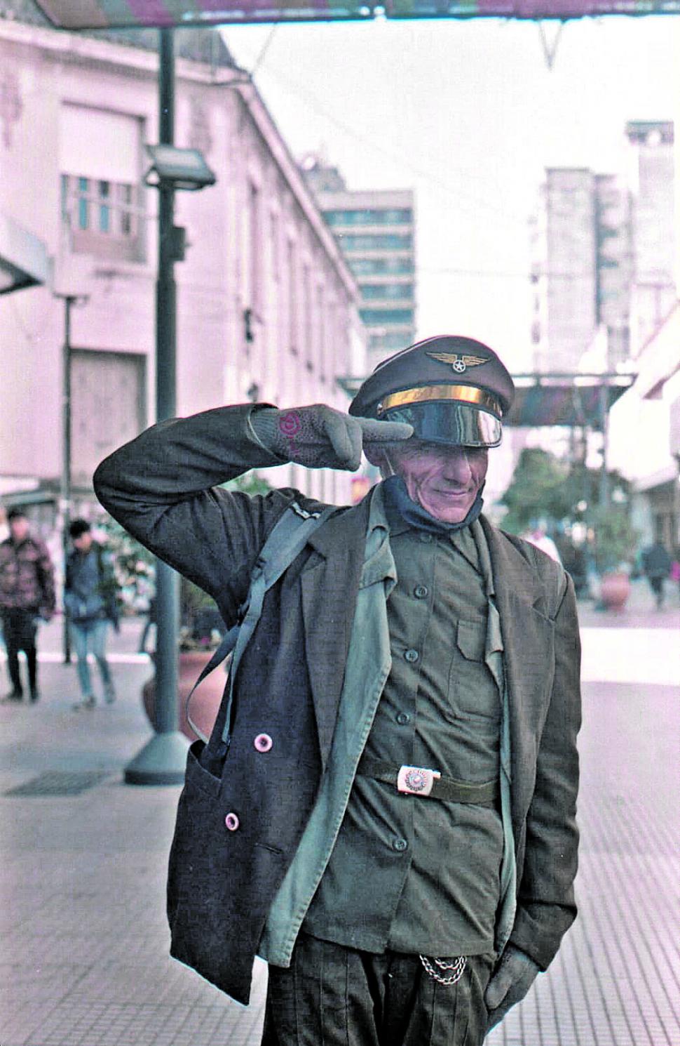 SALUDO MARCIAL. Personaje citadino de Andrés Ríos.