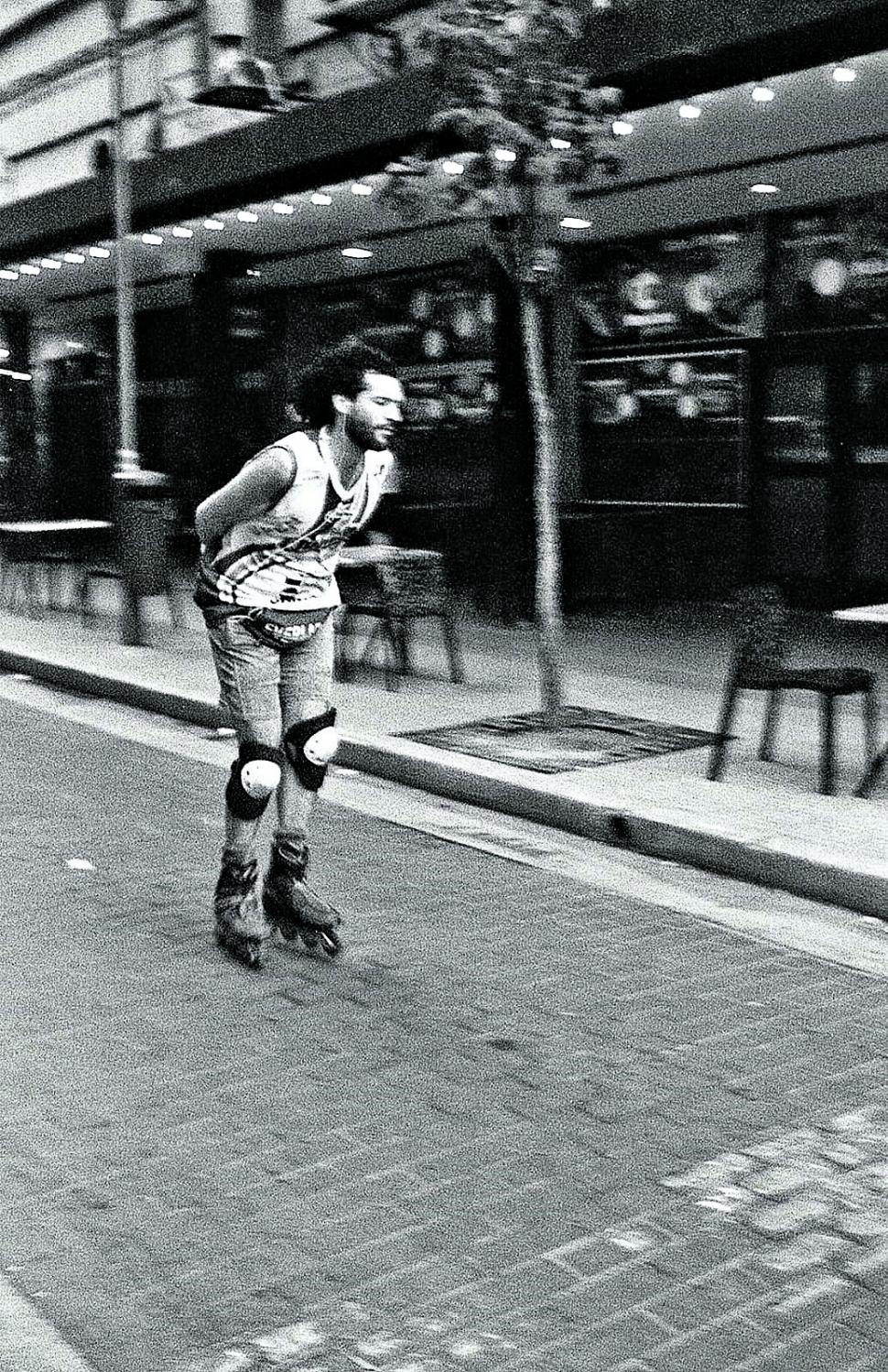 PATINADOR POR LA CALLE. Un joven se desliza sin preocupaciones, frente a la lente de Sami Asfoura.