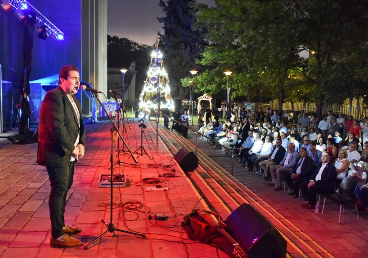 La Legislatura inauguró el árbol navideño con un mensaje de esperanza