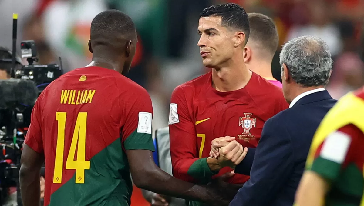 TENSIÓN. El saludo entre Cristiano Ronaldo y el entrenador Fernando Santos distó de ser afectuoso tras la goleada a Suiza.