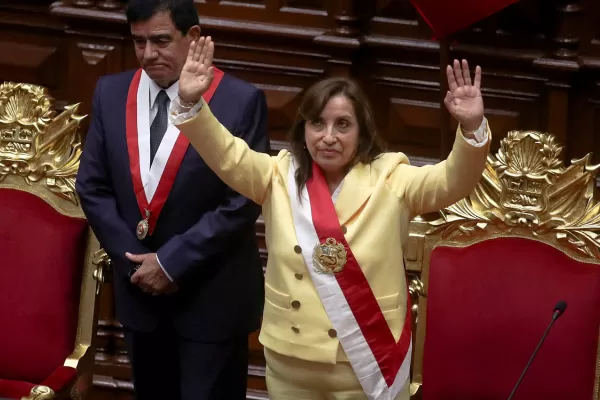 Boluarte se convirtió en la primera presidenta de Perú tras remoción y arresto de Castillo