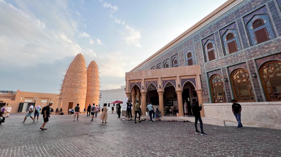 UN LUGAR SAGRADO. Muchos turistas que llegaron a ver la Copa del Mundo se acercan a la mezquita de Katara, en la ciudad de Doha.