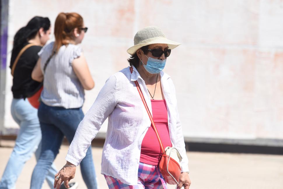 PROTEGIDA II. El sombrero no cubre como el paraguas, pero es algo.