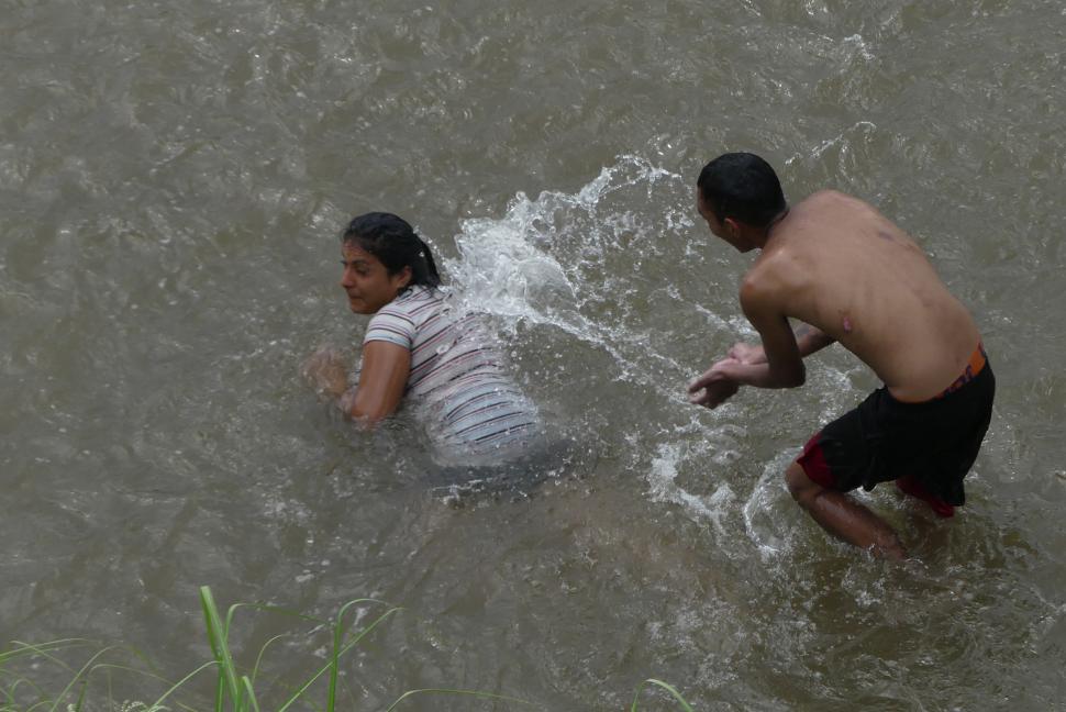 ALIVIO II. En el río Medinas (Aguilares) los bañistas se refrescan y se divierten.