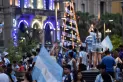 Video: Cientos de tucumanos celebraron en la plaza Independencia el triunfo de la Selección