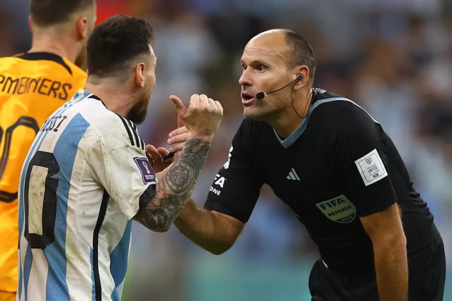 Quién es el polémico árbitro que dirigió el partido de Argentina y que antes había amonestado a Messi