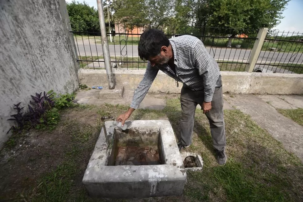 SÓLO PARA LAVAR . Según los vecinos, el agua aún mantiene una turbiedad mínima y ningún organismo sanitario se expidió acerca de si es apta para consumo.  