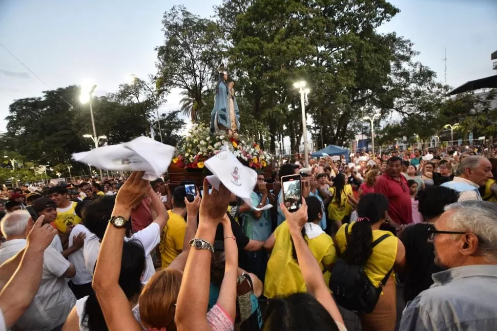 JORNADA AGOBIANTE. El calor no dio respiro pero los peregrinos soportaron todo, animados por la fe, bajo el sol.   