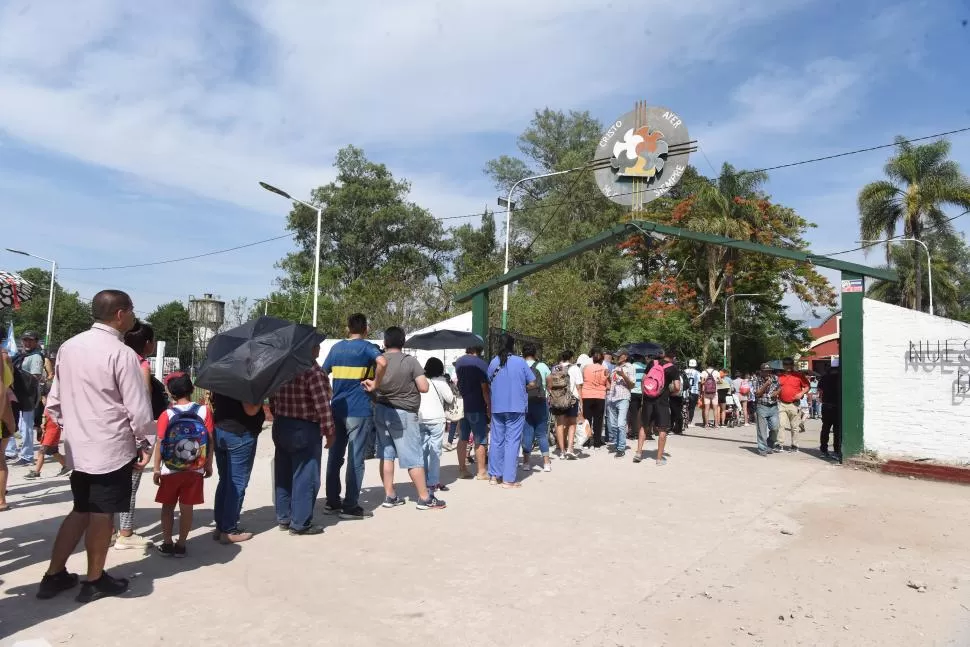 PEREGRINANDO. Hasta pasado el mediodía -y bajo el sol- siguieron llegando grupos de caminantes a la iglesia.  