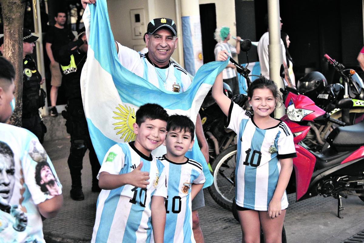 EN FAMILIA. Los simpatizantes se volcaron en forma masiva a las calles.