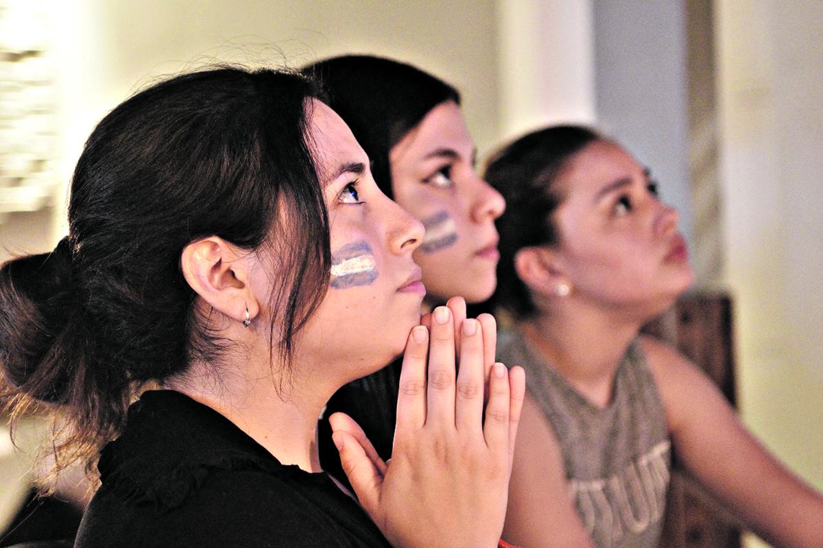 ¡QUE SUFRIMIENTO! Las chicas observan atentamente la definición por penales.