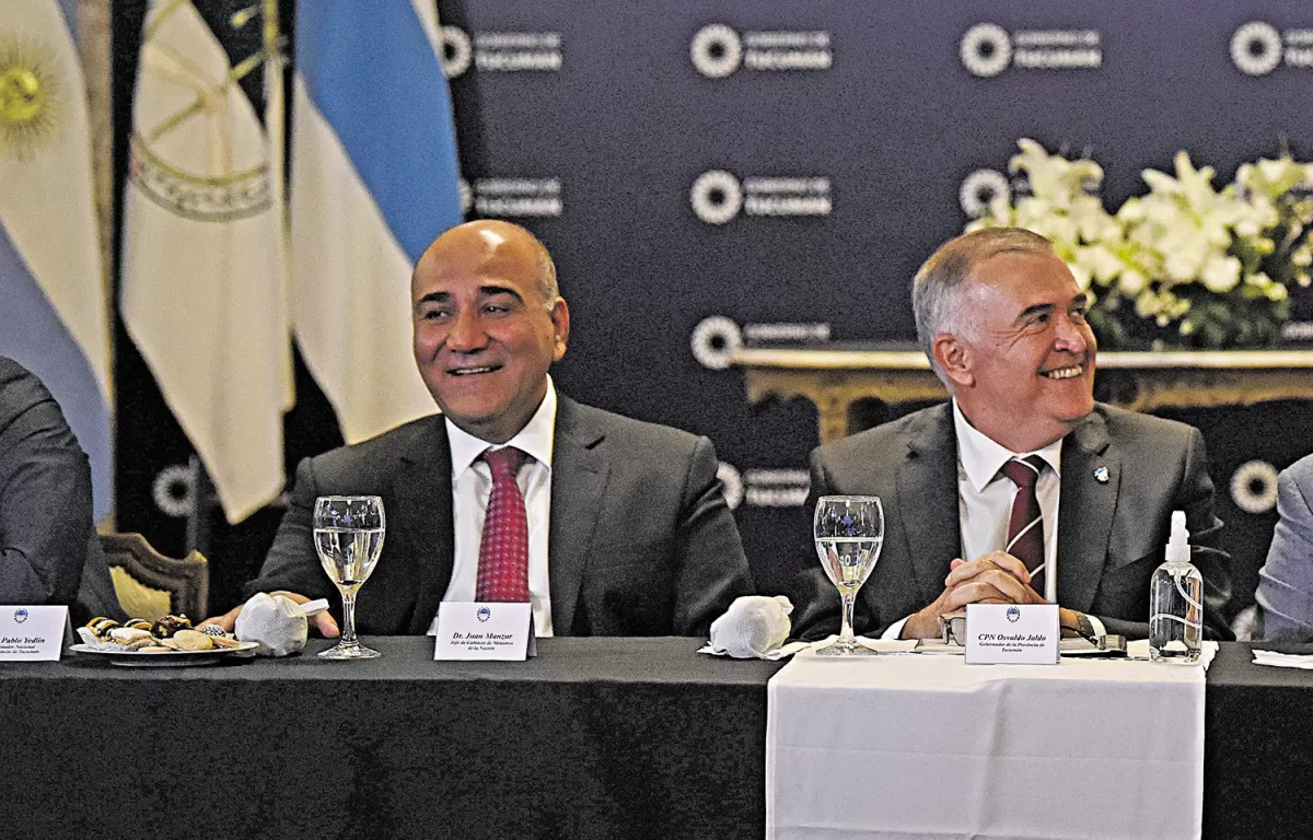 Cristina dice que se va, y hace sonreír a Manzur y a Jaldo