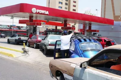 Vuelven las filas para cargar nafta en Venezuela
