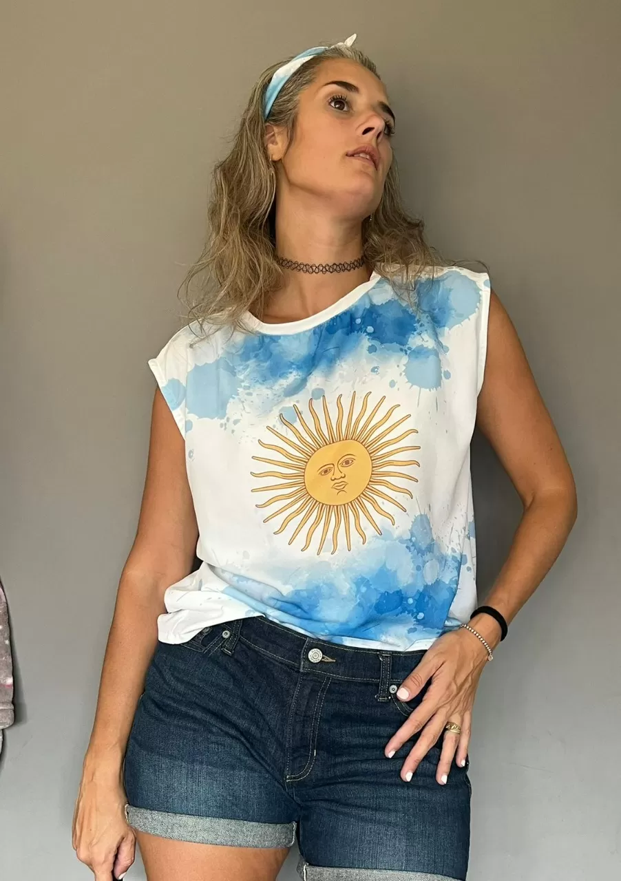 ESTILO. La remera es sin mangas confeccionada en una tela fresca y liviana. 